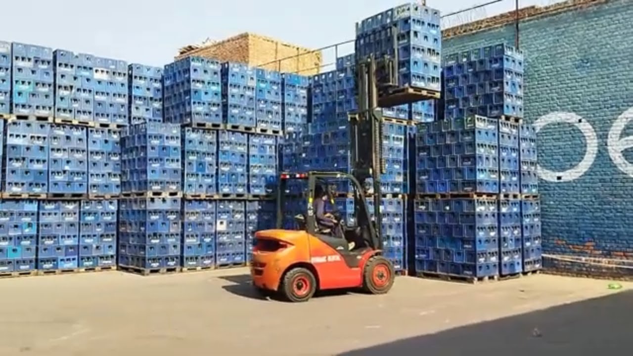 De-Stacking at High Level & Loading with a Linde Counterbalance Forklift #forkliftskills
