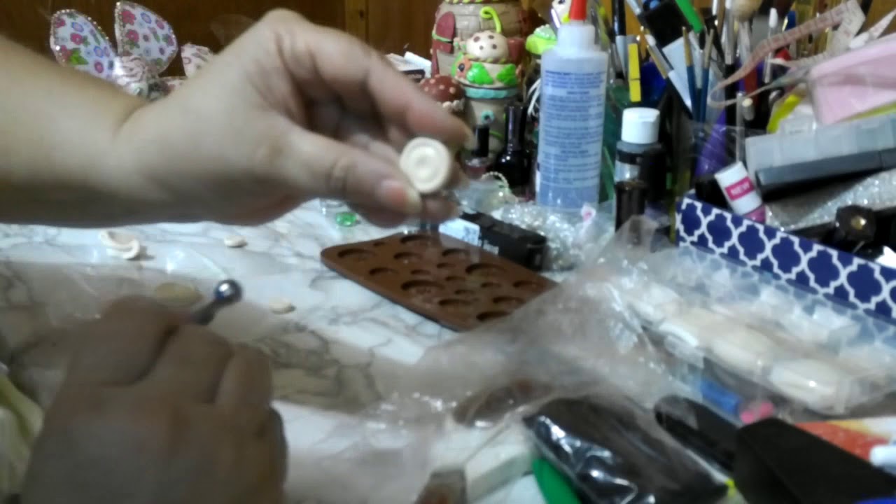 Como hacer botones con porcelana fria o arcilla polimerica/How to make bottons with bake clay