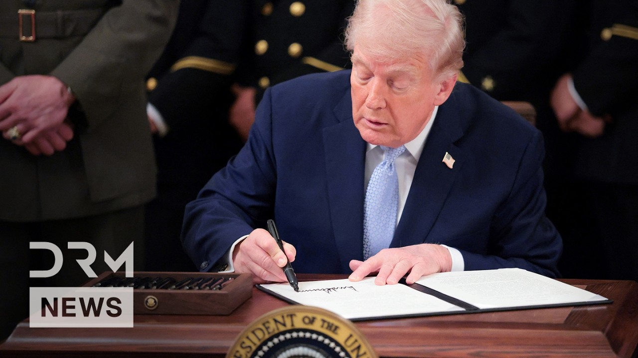 ИСТОРИЧЕСКИЙ МОМЕНТ: Президент Трамп подписывает исполнительный указ на церемонии вручения наград...