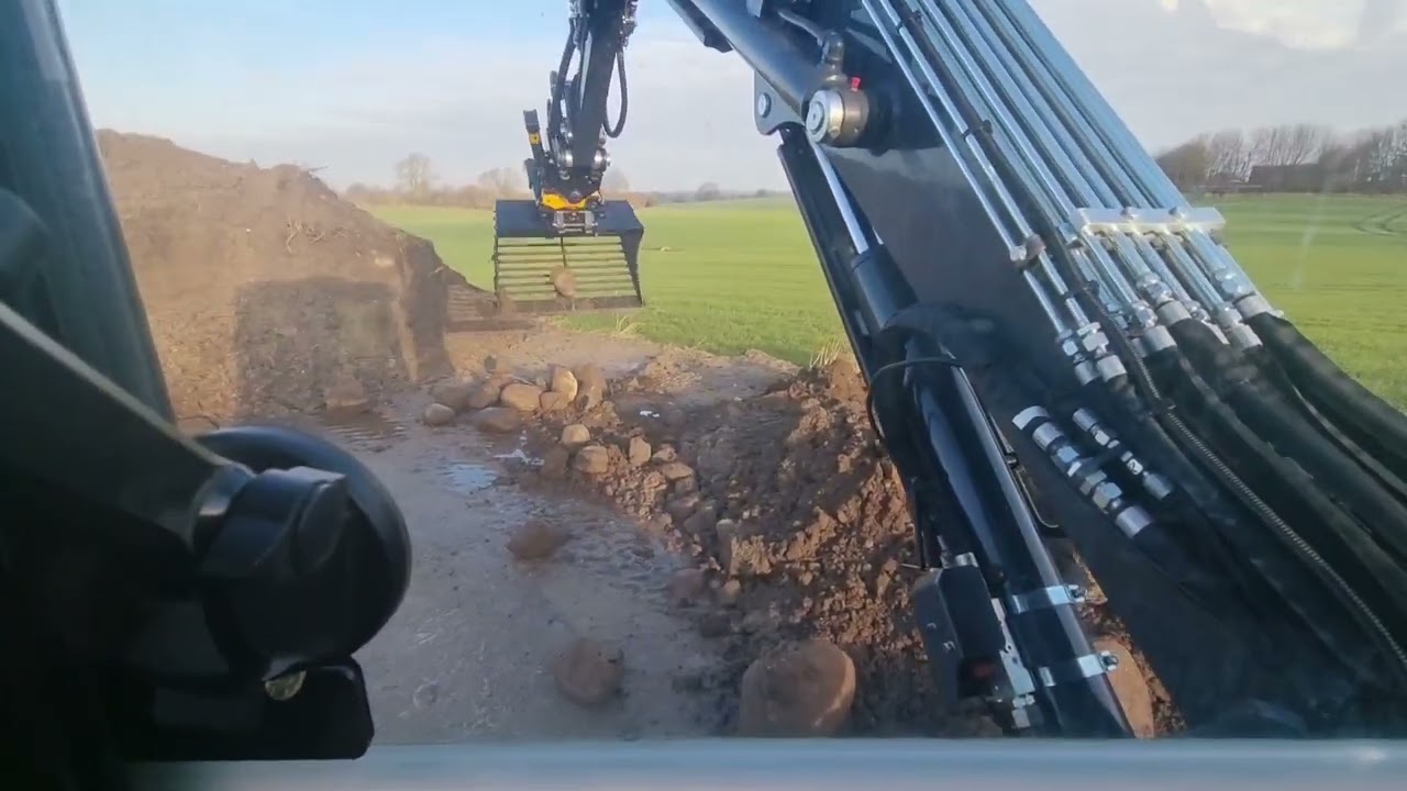 Steine sortieren mit einem Eurocomach 65TR und den Engcon Tiltrotator EC206