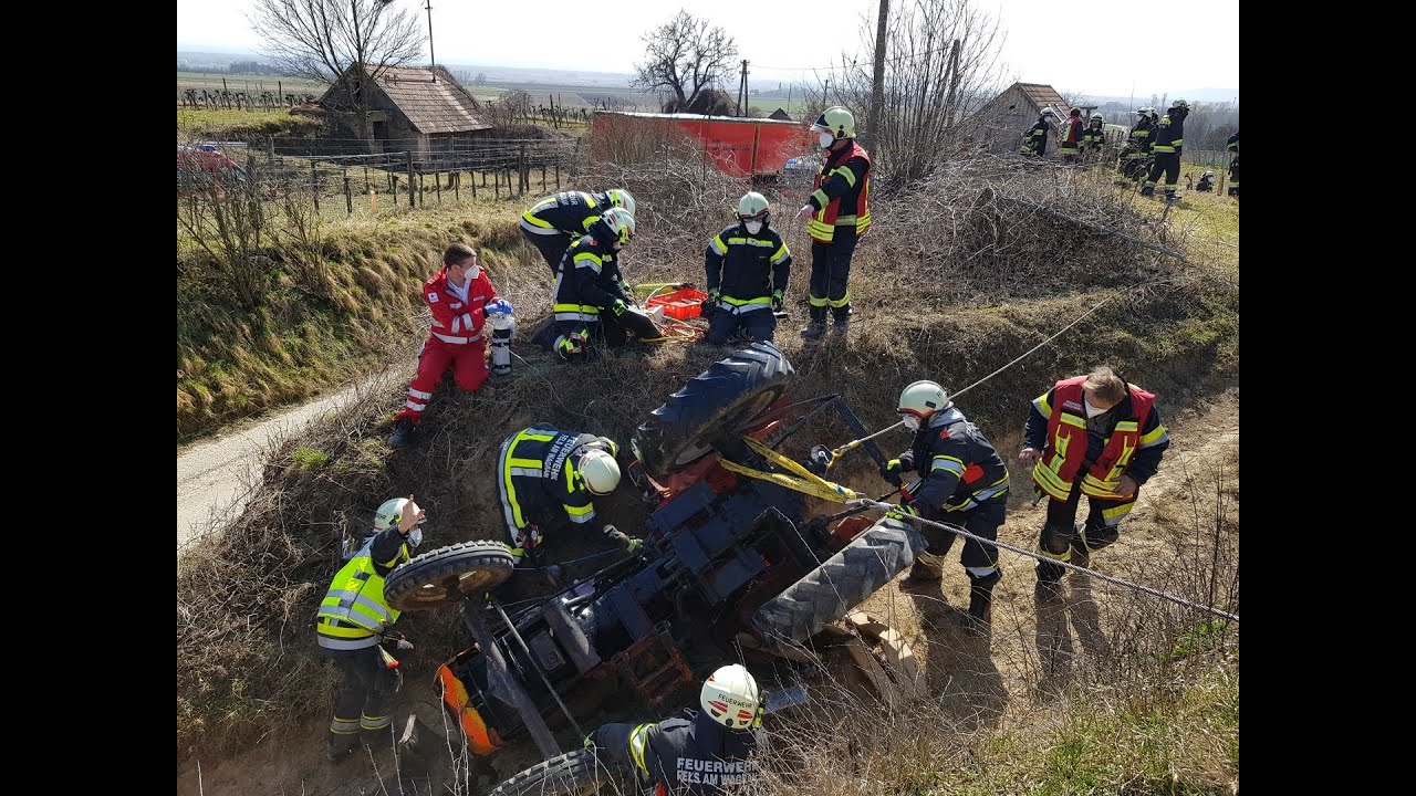 26.03.2021 - Menschenrettung nach Traktorunfall in Fels/Wagram