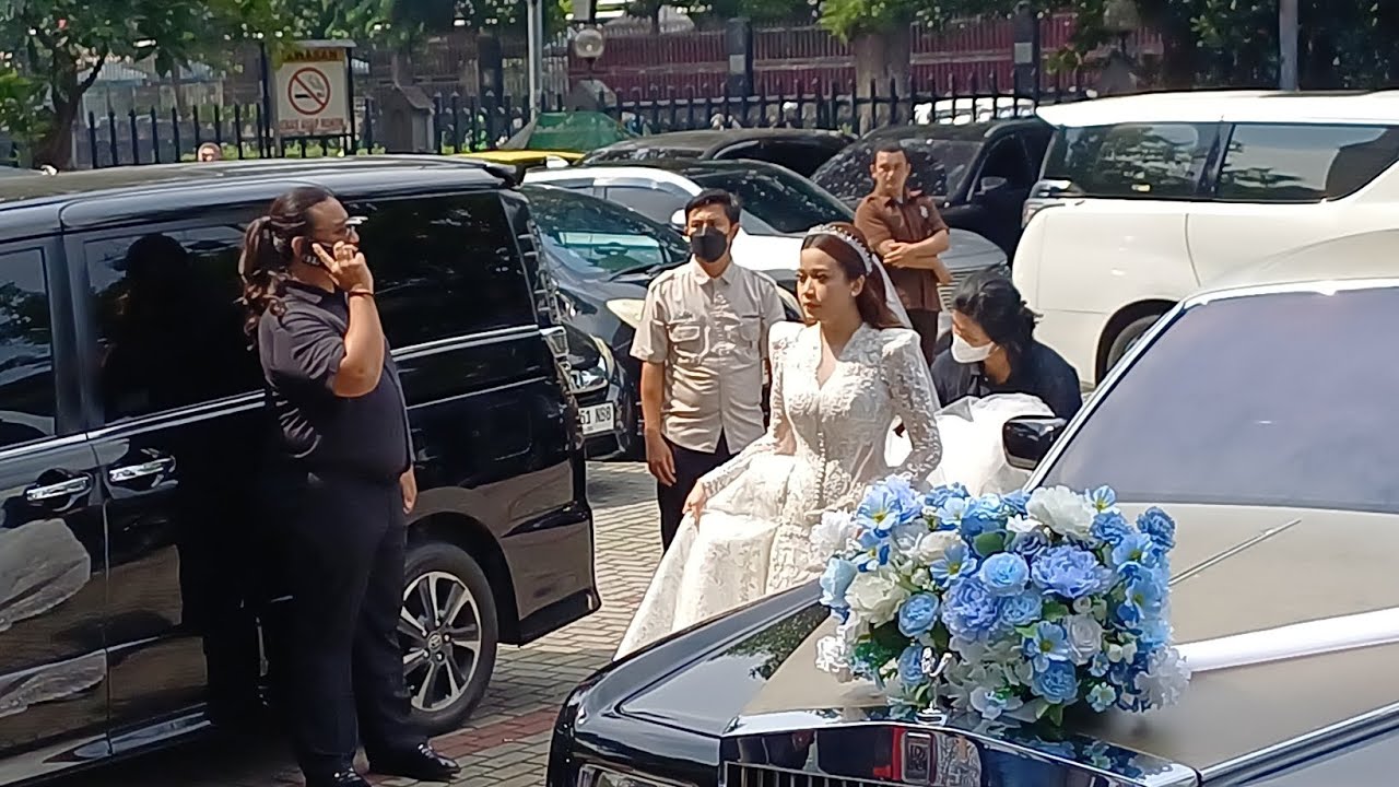 Momen Brisia Jodie dan Jonathan Alden Datang ke Gereja Katedral  