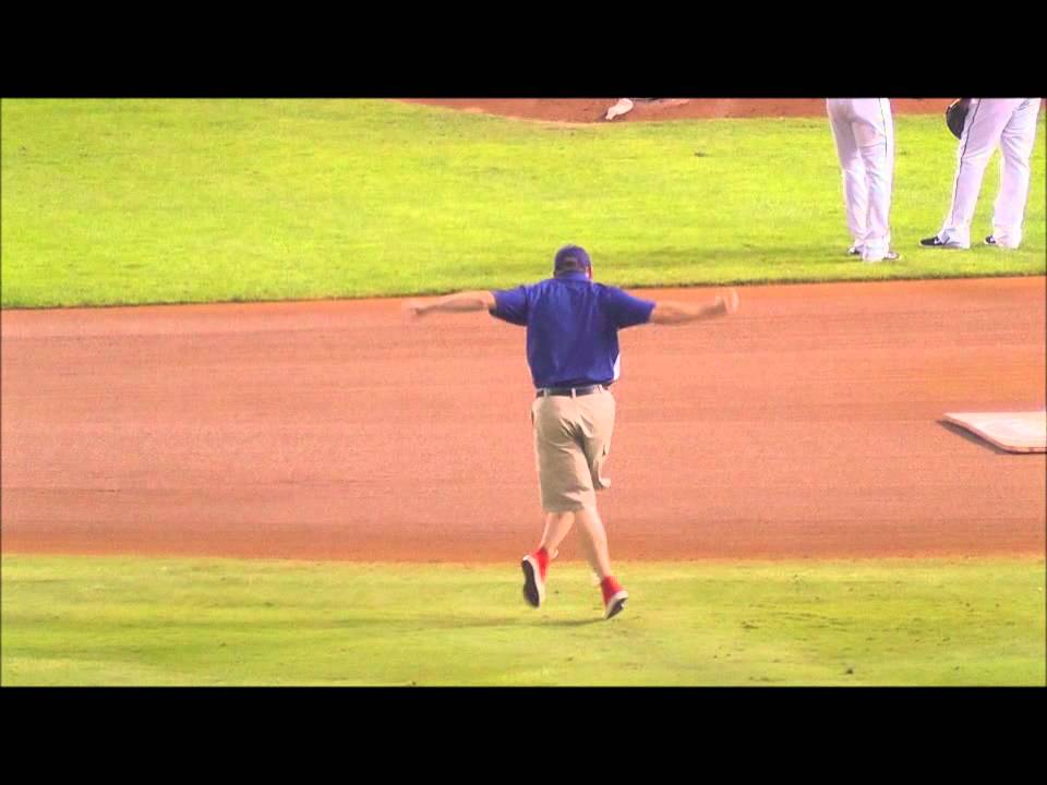 Ground Crew guy dances to Maroon 5 Move Like Jagger at Rangers 2011 World Series game 5