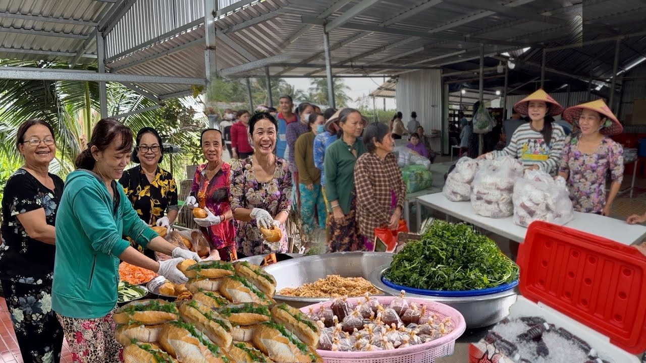 Bà con xếp hành dài nhận bánh Mì Bì chay của cô Ngọc | CLN