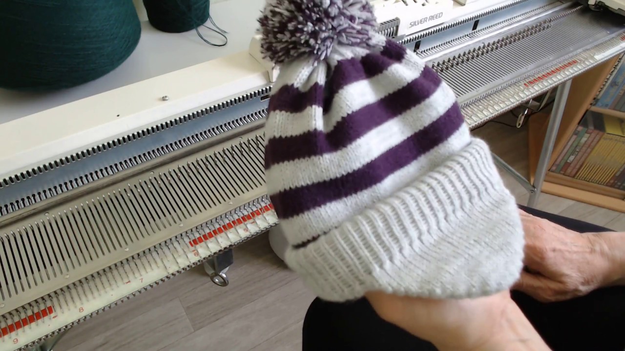 Bonnet avec visière taille 3 ans et 4 ans réalisé sur la machine à tricoter SK 280