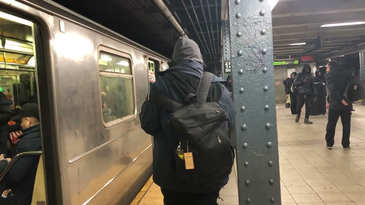 Busy weekend on the 125th street station r62a r142 and r142A 4 and 6 