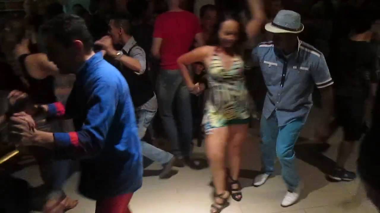 La gente “azotando baldosa” en Tin Tin Deo.