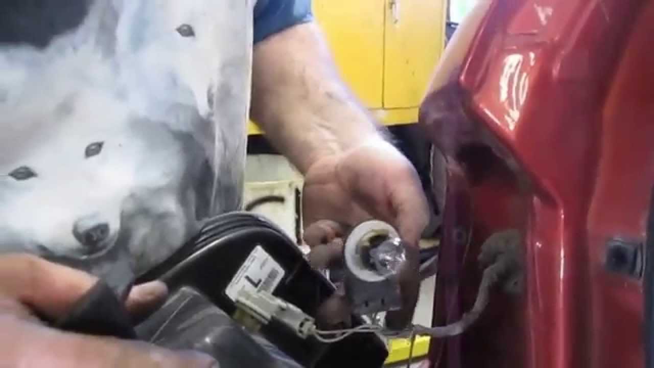 2008 Ford Edge Brake light bulb replacement