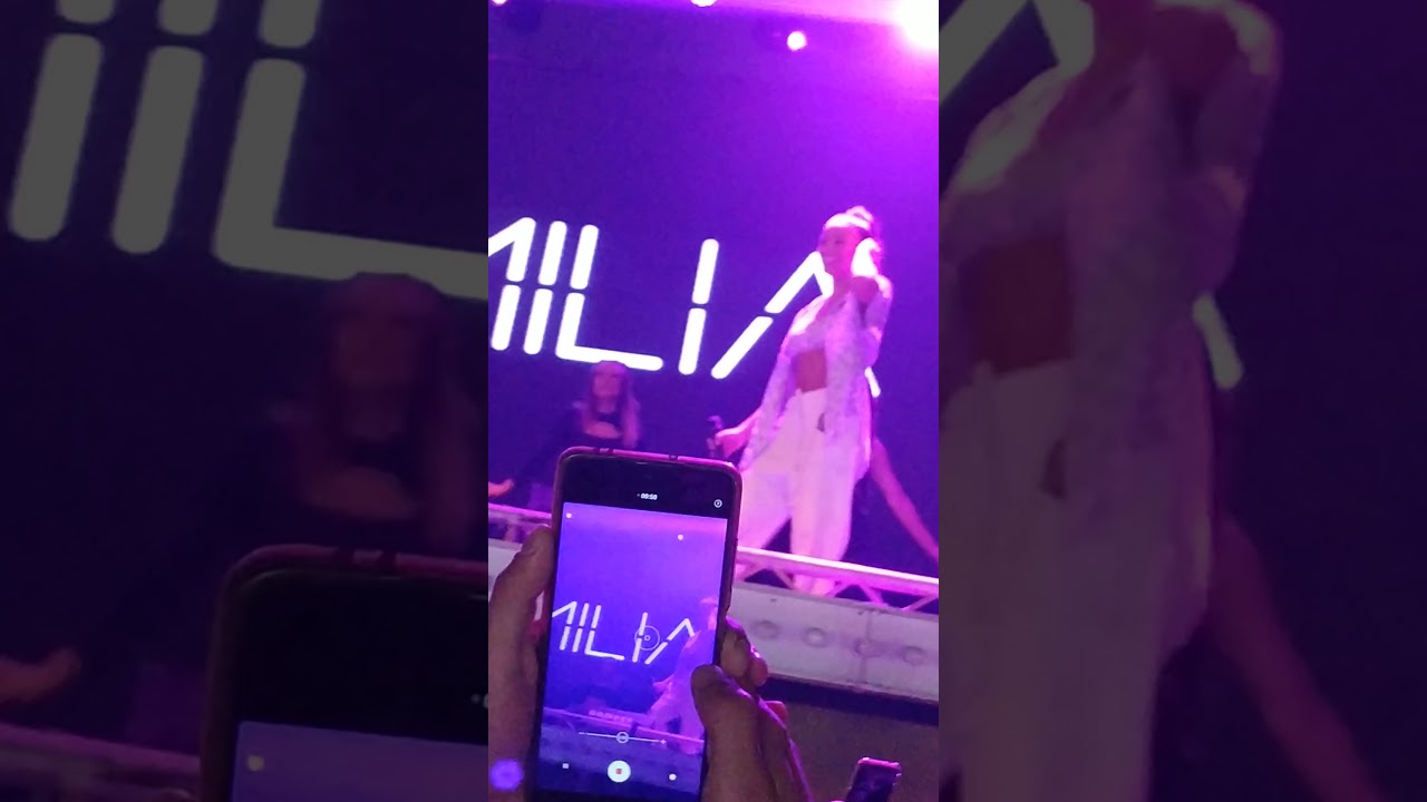 Duki y Emilia - Como Si No Importara EN VIVO en El Bosque