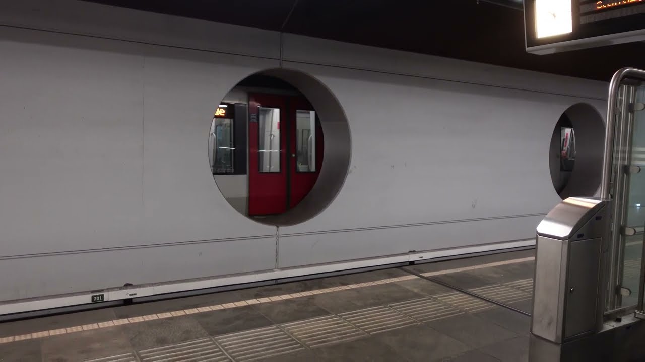 OntSPOORd 01-01-2023 RET metro komt aan op Rotterdam Blaak aan andere zijde