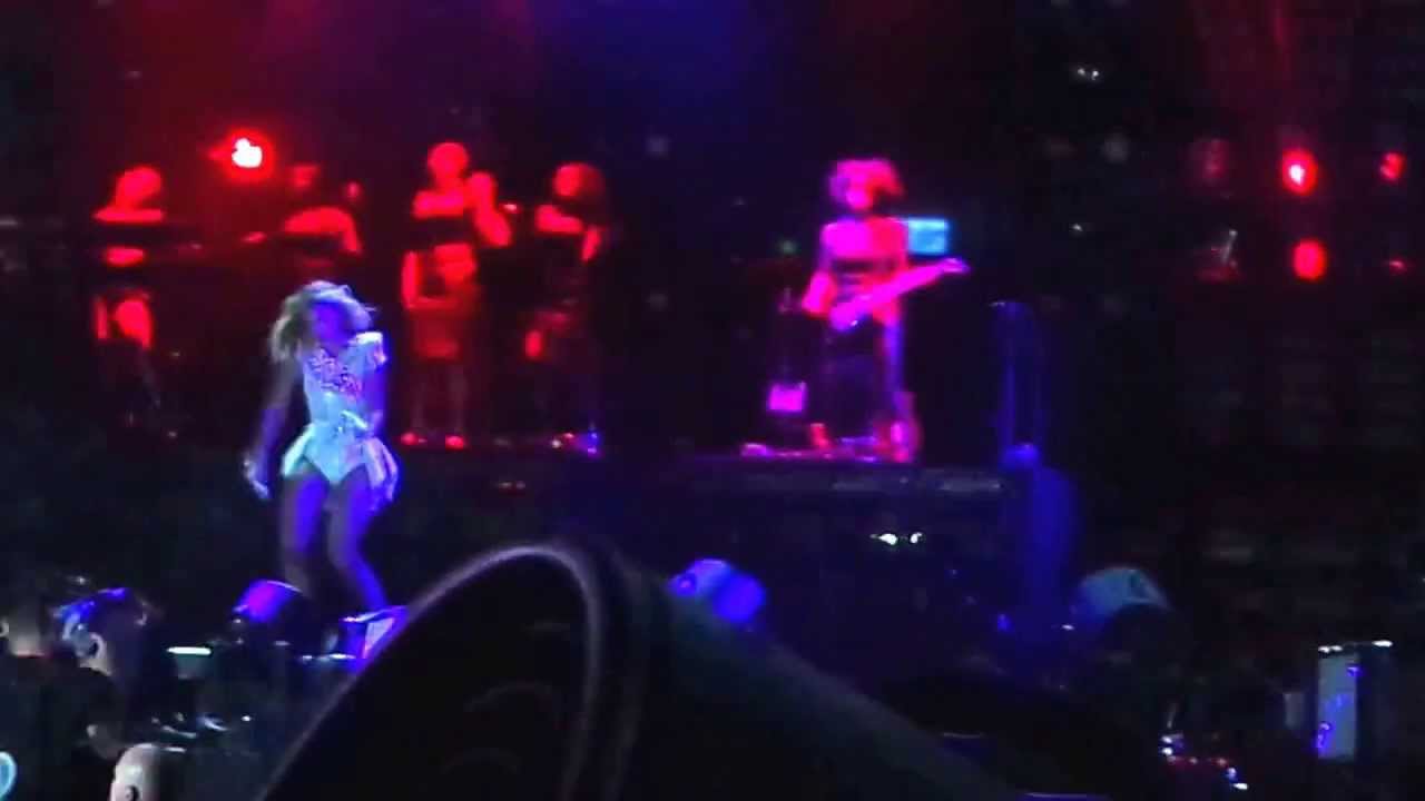 Beyoncé - Run The World / End Of Time (Intro) - Mrs Carter Show World Tour - Belo Horizonte
