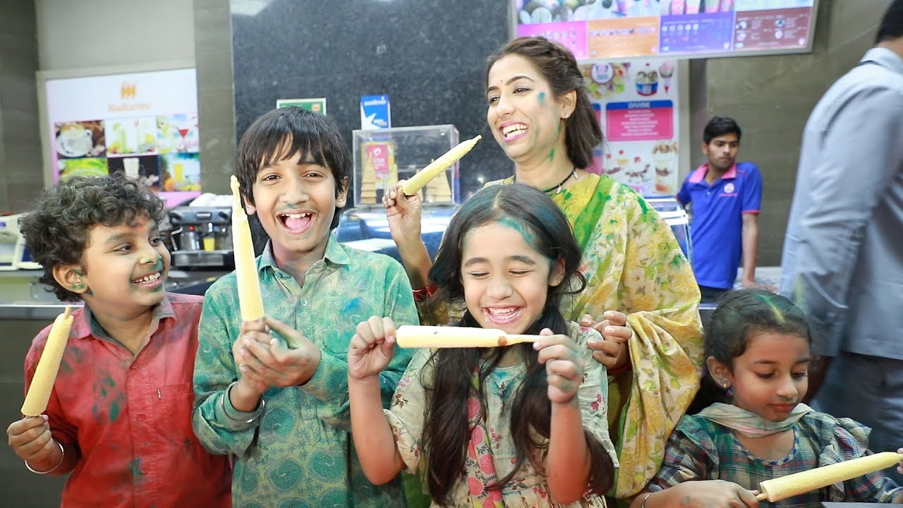 Kulfi Kumar Bajewala cast takes you to a colourful Lucknow market