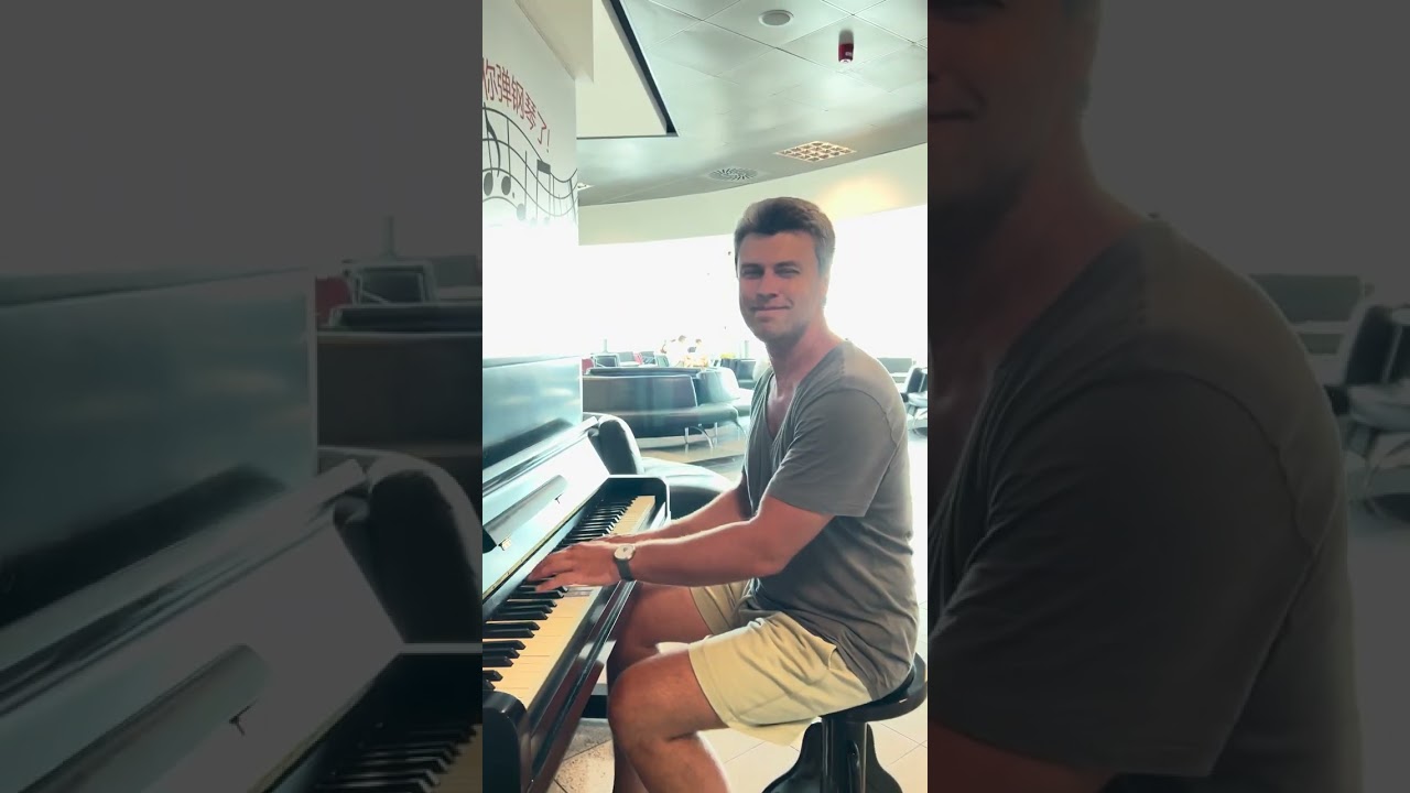 spontaneous piano playing at the airport