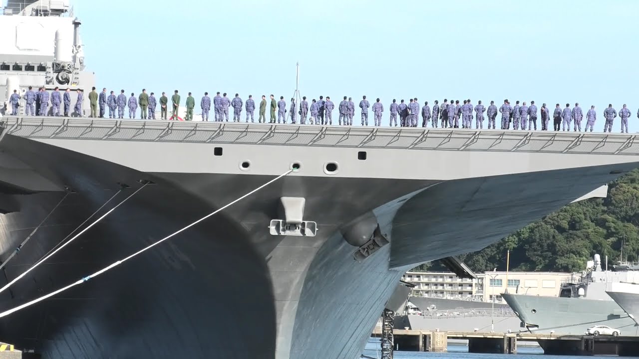 改修後の護衛艦「かが」艦首に居並ぶ海上自衛官 逸見岸壁