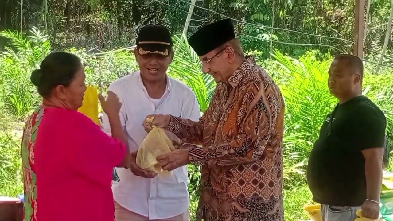 ANGGOTA DPD Drs.ISMET ABDULLAH MEMBAGIKAN 40 PAKET SEMBAKO