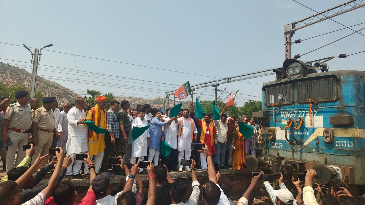 आज शेखपुरा से नई दिल्ली के लिए चलने वाली पहली ट्रेन का हरी झंडी दिखाकर उद्घाटन किया गया...🎉🔥✅