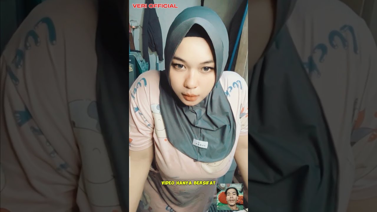 Красивые, пышногрудые девушки в хиджабах заняты на кухне