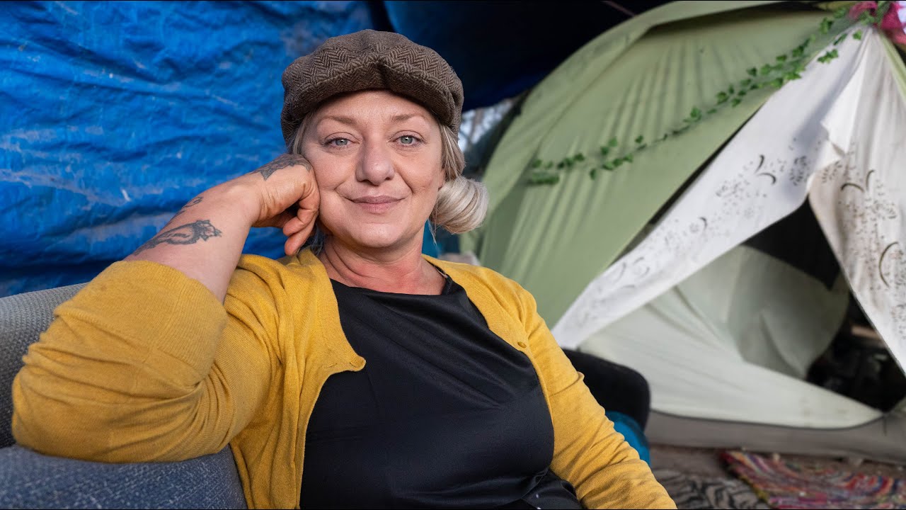 Травма сделала её бездомной. Сообщество помогает ей выжить.
