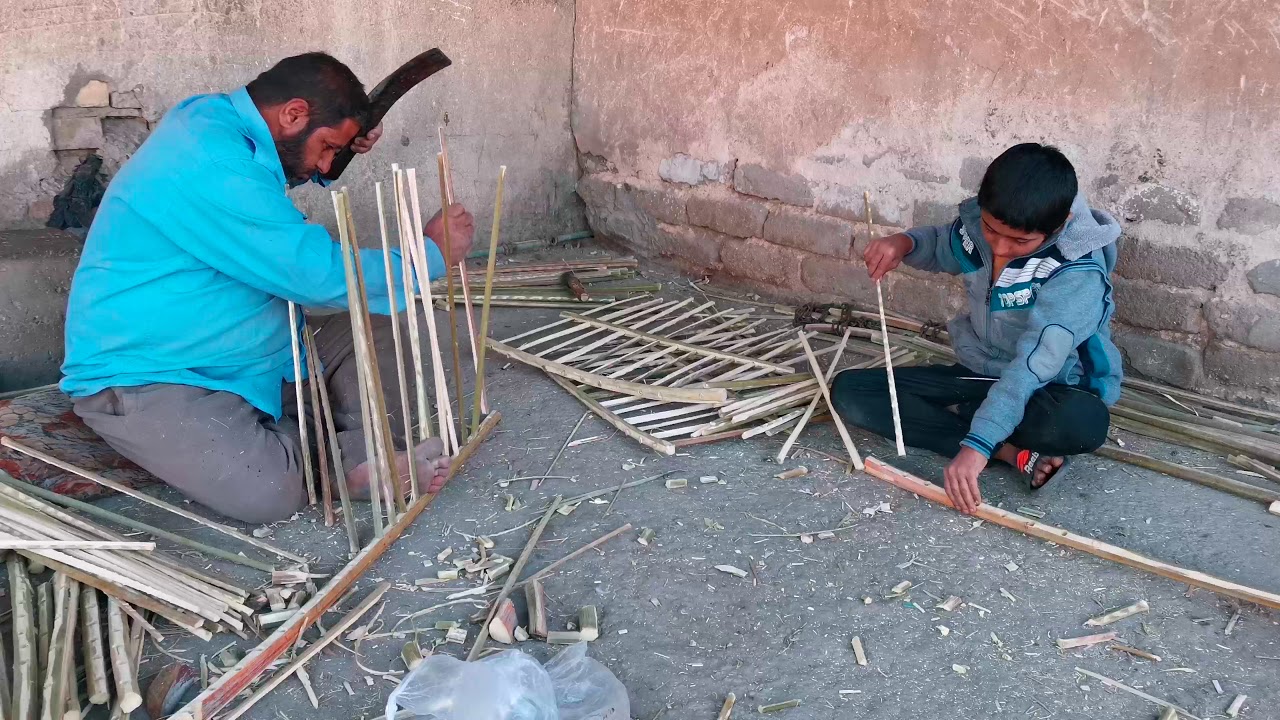 شاهد صناعه اقفاص الطيور من سعف النخيل. See the bird cages industry from palm briefs.