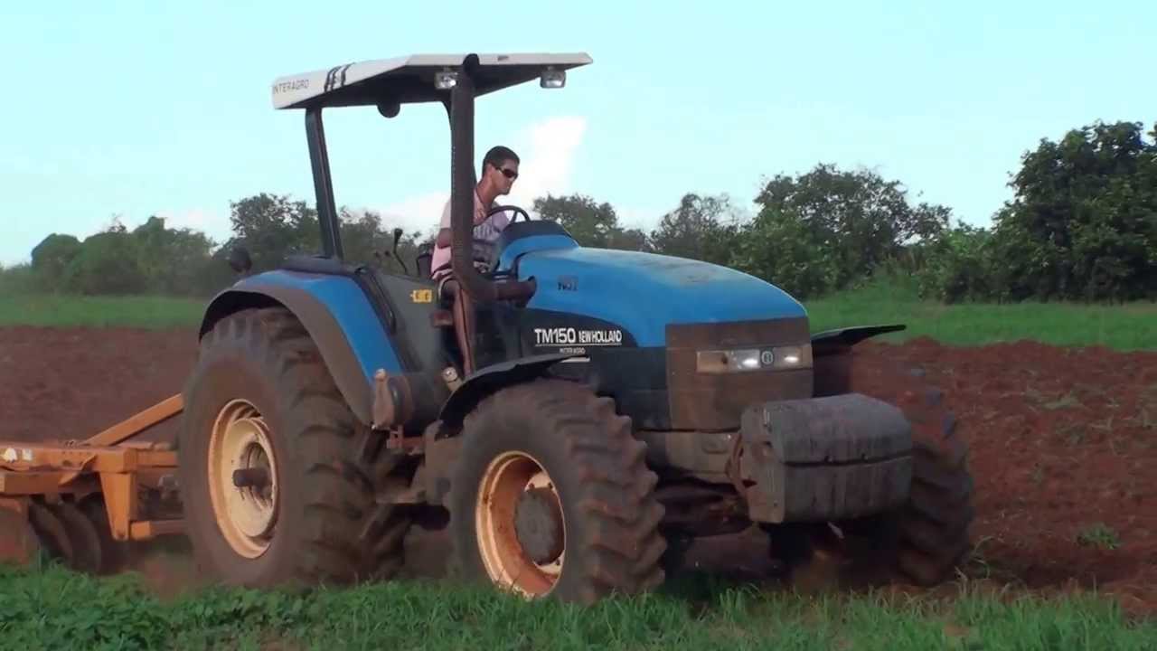 Gradeando Terra com um New holland Tm 150
