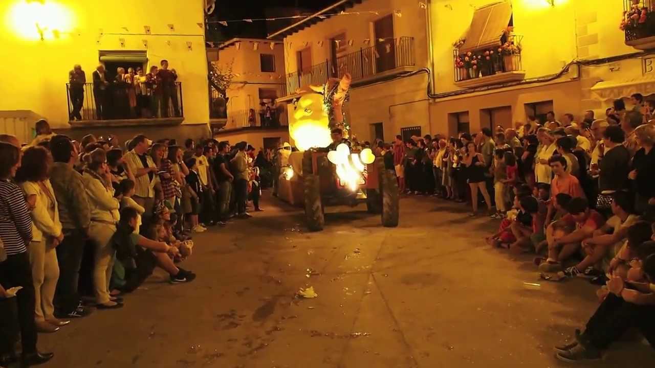 Carrozas a su paso por la plaza. Fiestas de La Codoñera 2013.