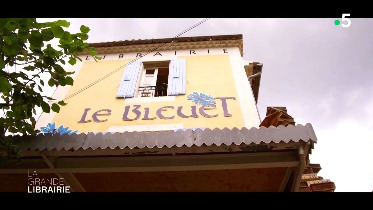 Entrez dans la librairie « Le Bleuet » à Banon