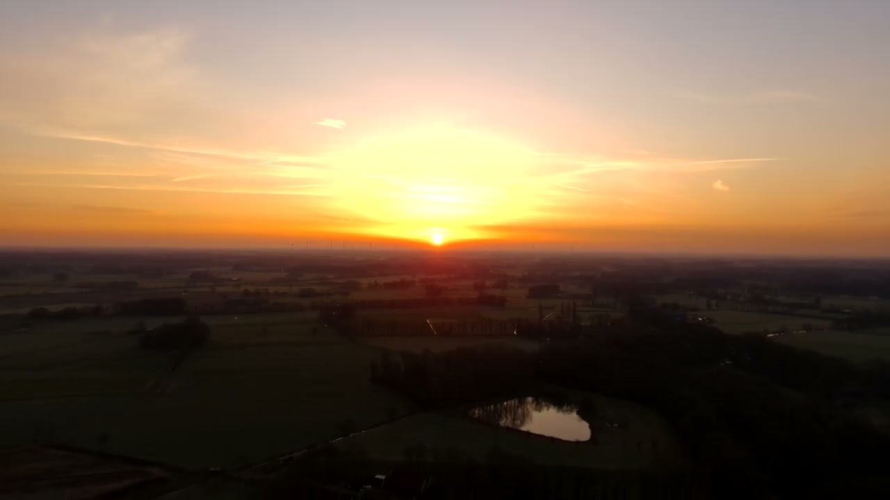 Magische Zonsopkomst: Saharastof boven de Achterhoek (4K Drone)