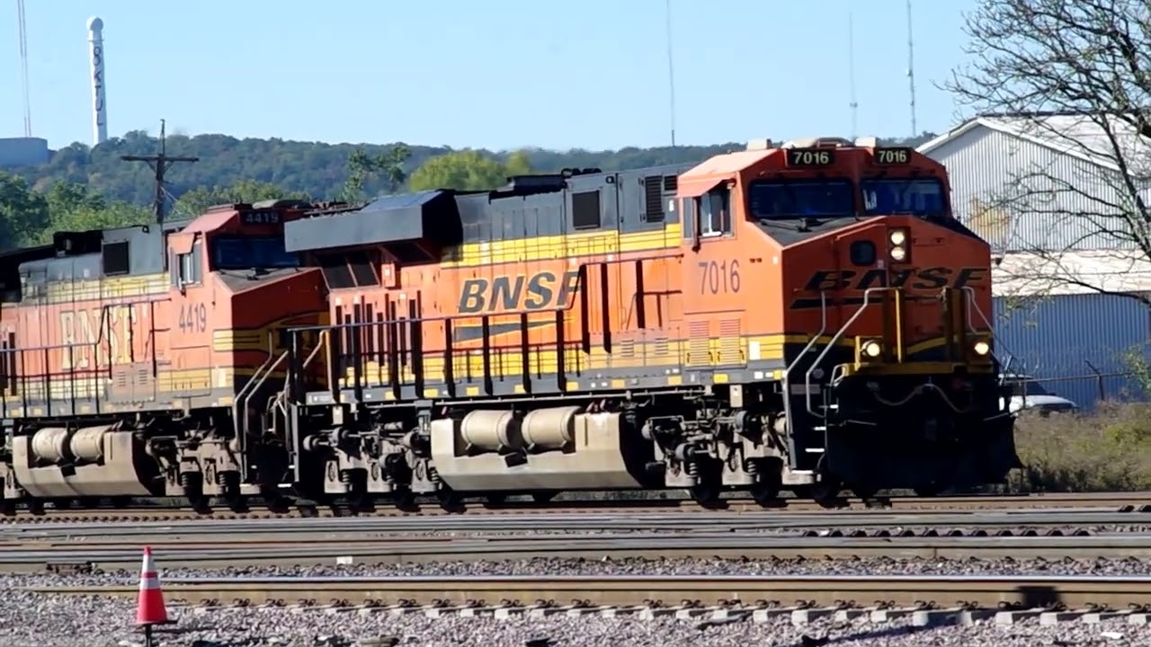 ES44C4 Train Engine: Pros and Cons