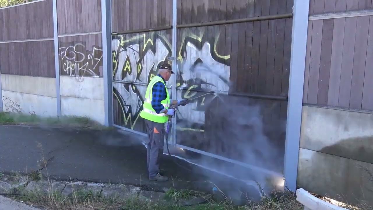 AGS 2+ AGS 60 - usuwanie graffiti z drewnianego ekranu akustycznego