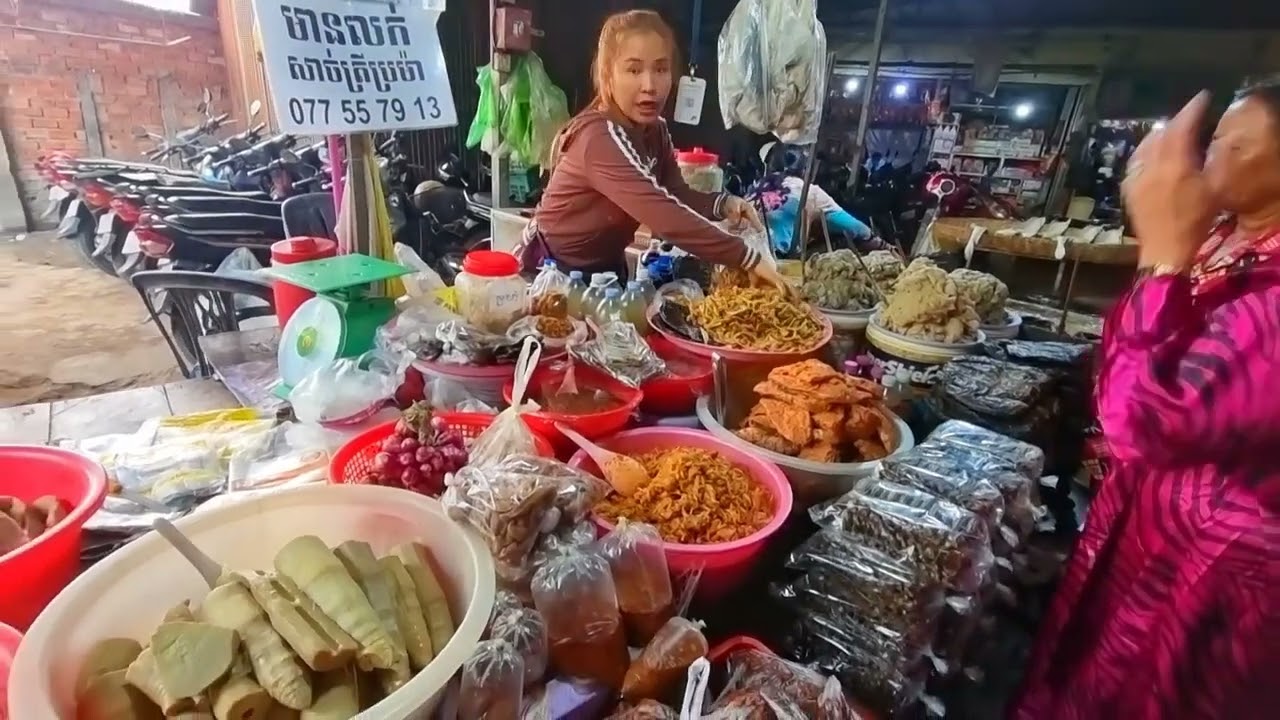 នៅក្នុងផ្សារមានត្រី និងបន្លែជាច្រើនមុខ In the market, there are many fish and vegetables for cooking