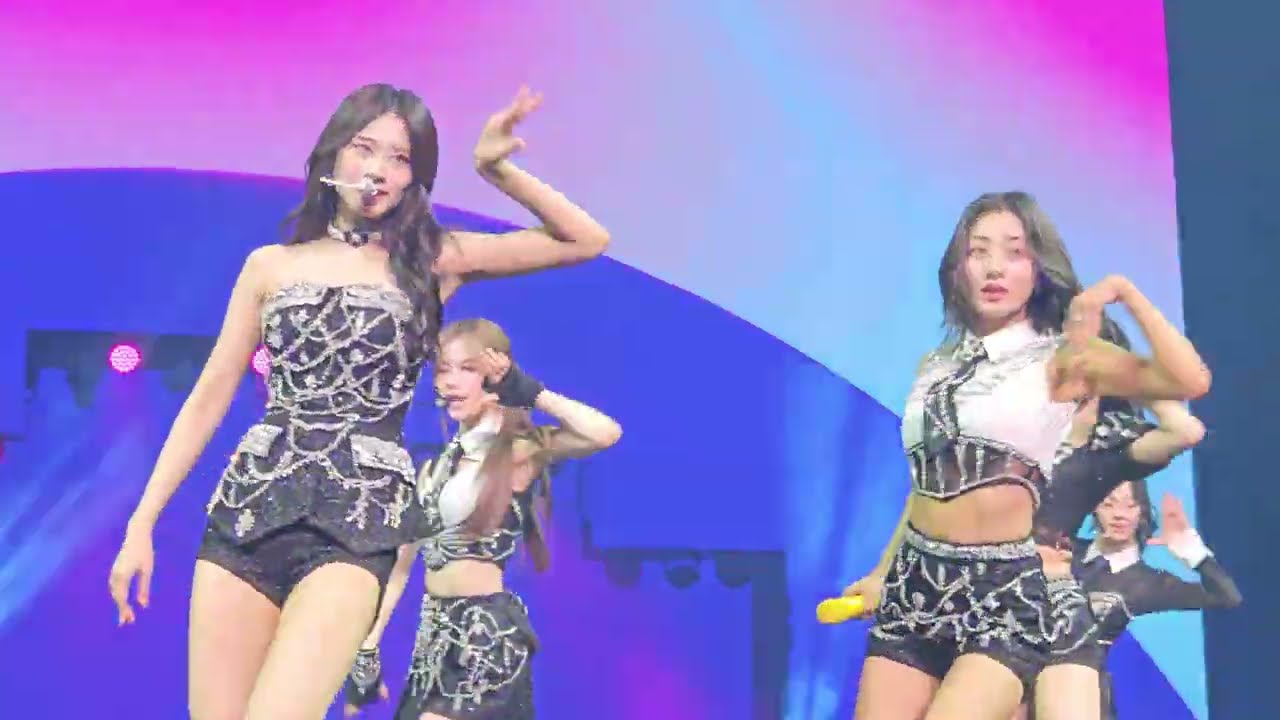(4K) TWICE - Moonlight Sunrise (Ready To Be Tour Paris)