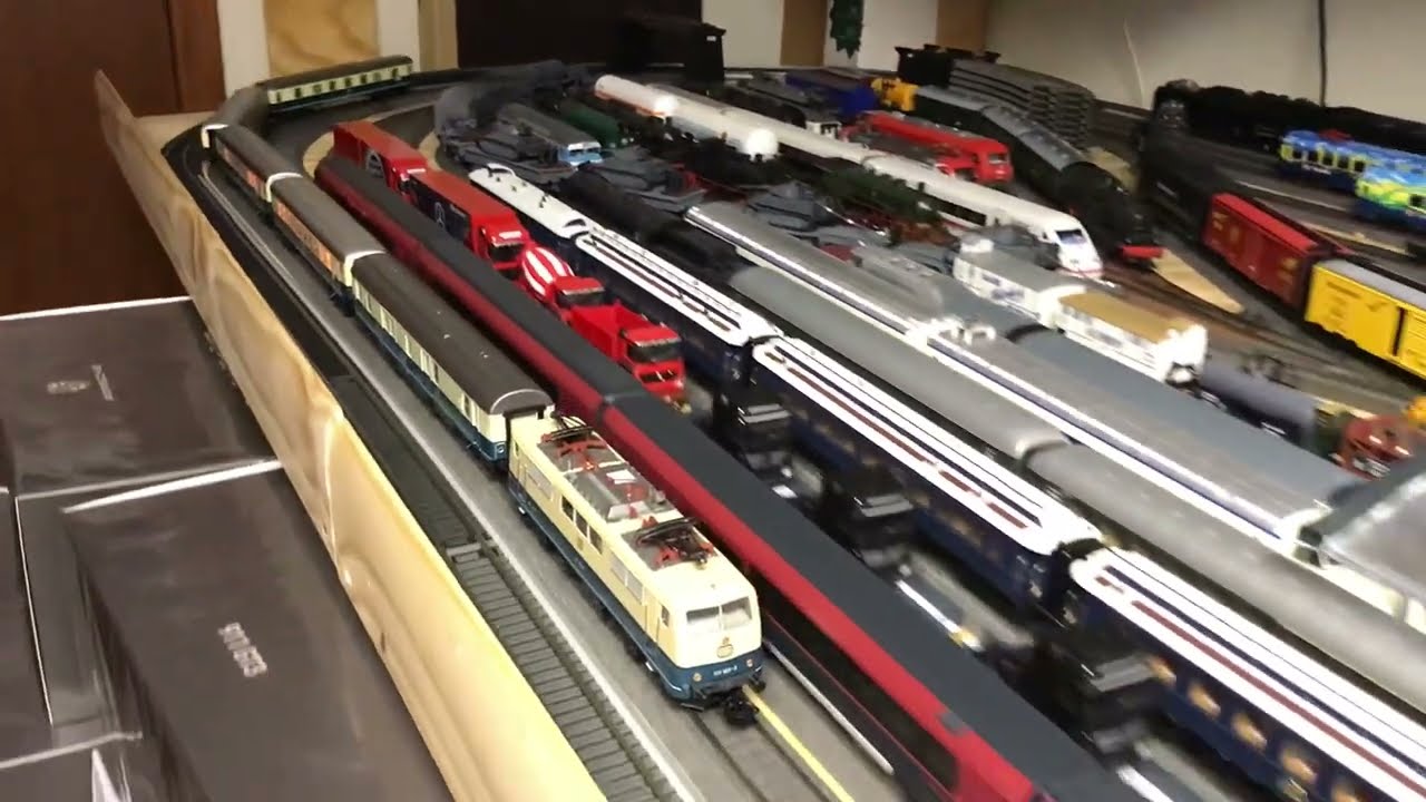 M&auml;rklin DB BR 111 Electric Locomotive pulling D-Zug Passenger Train