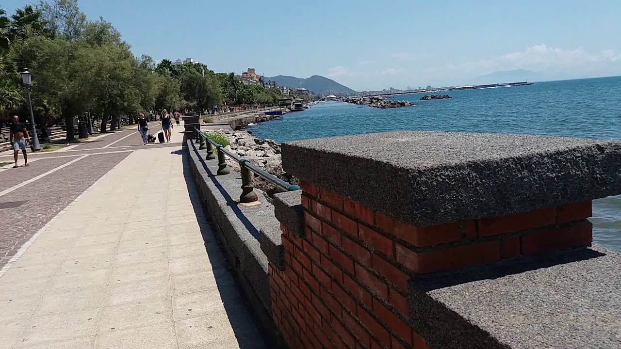 Passeggiare sul lungomare di Salerno - Seafront and beach