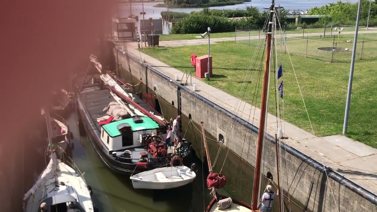 boten schutten bij Robbengatsluis, Lauwersoog, 11-8-2025
