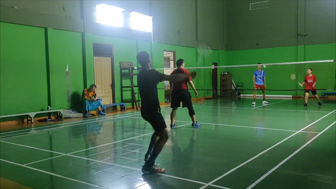 Papa Awing main batminton