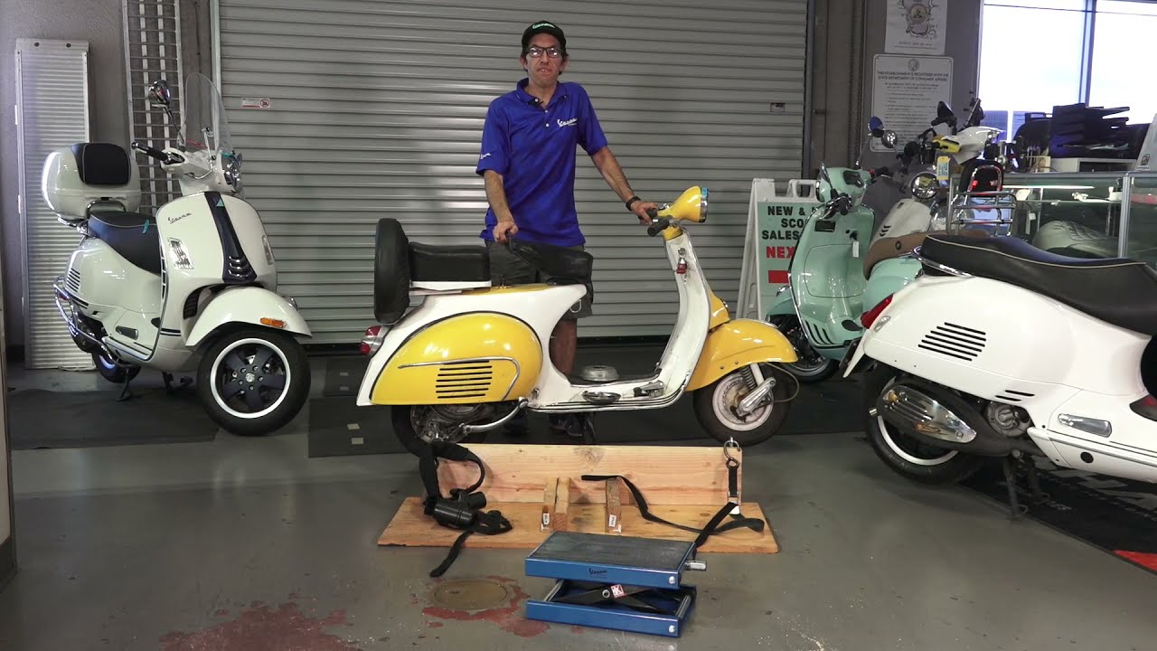 Как обслужить винтажный скутер Vespa без помощи подъёмника