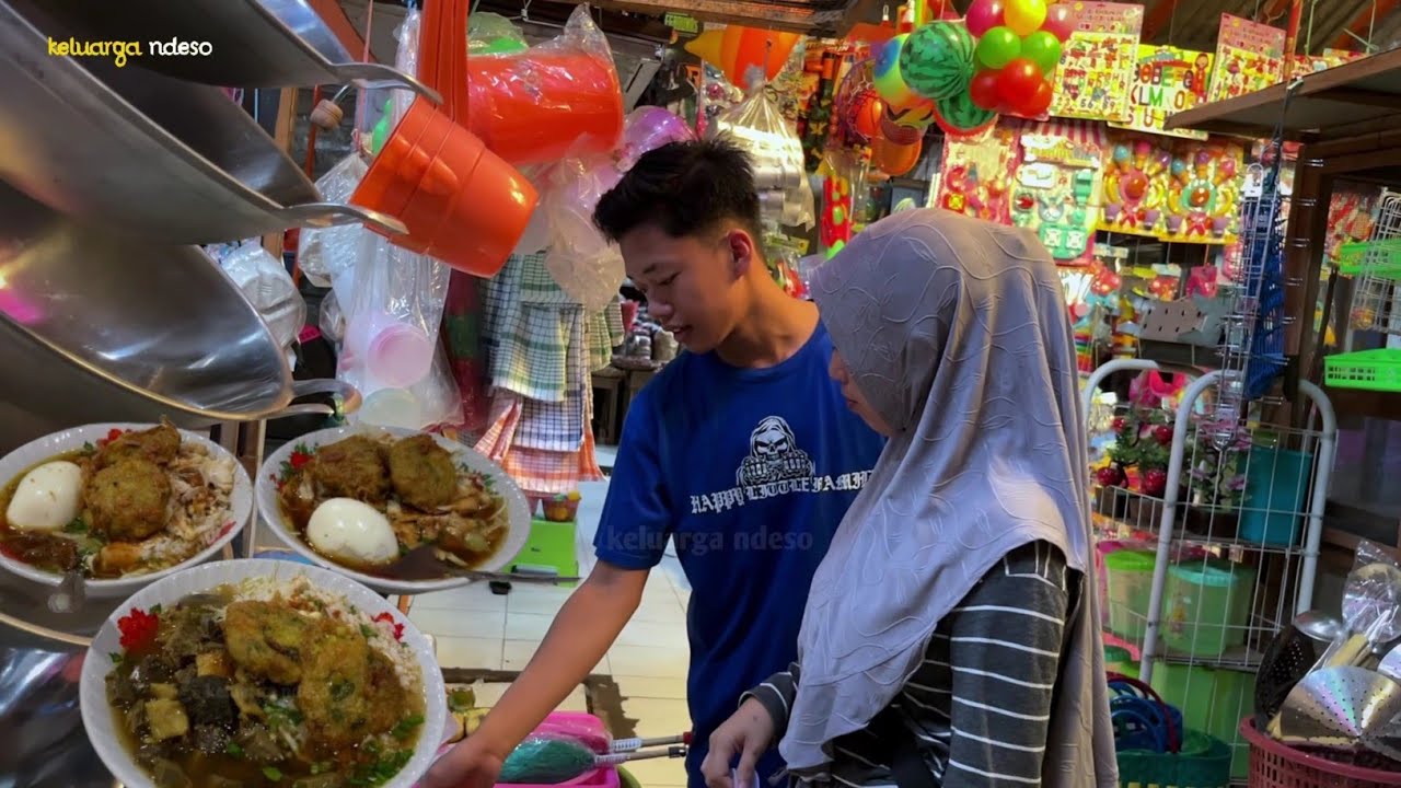 perjalanan jauh ke pasar lodoyo, beli soto babat kesukaan anak, makan di dalam pasar rame banget