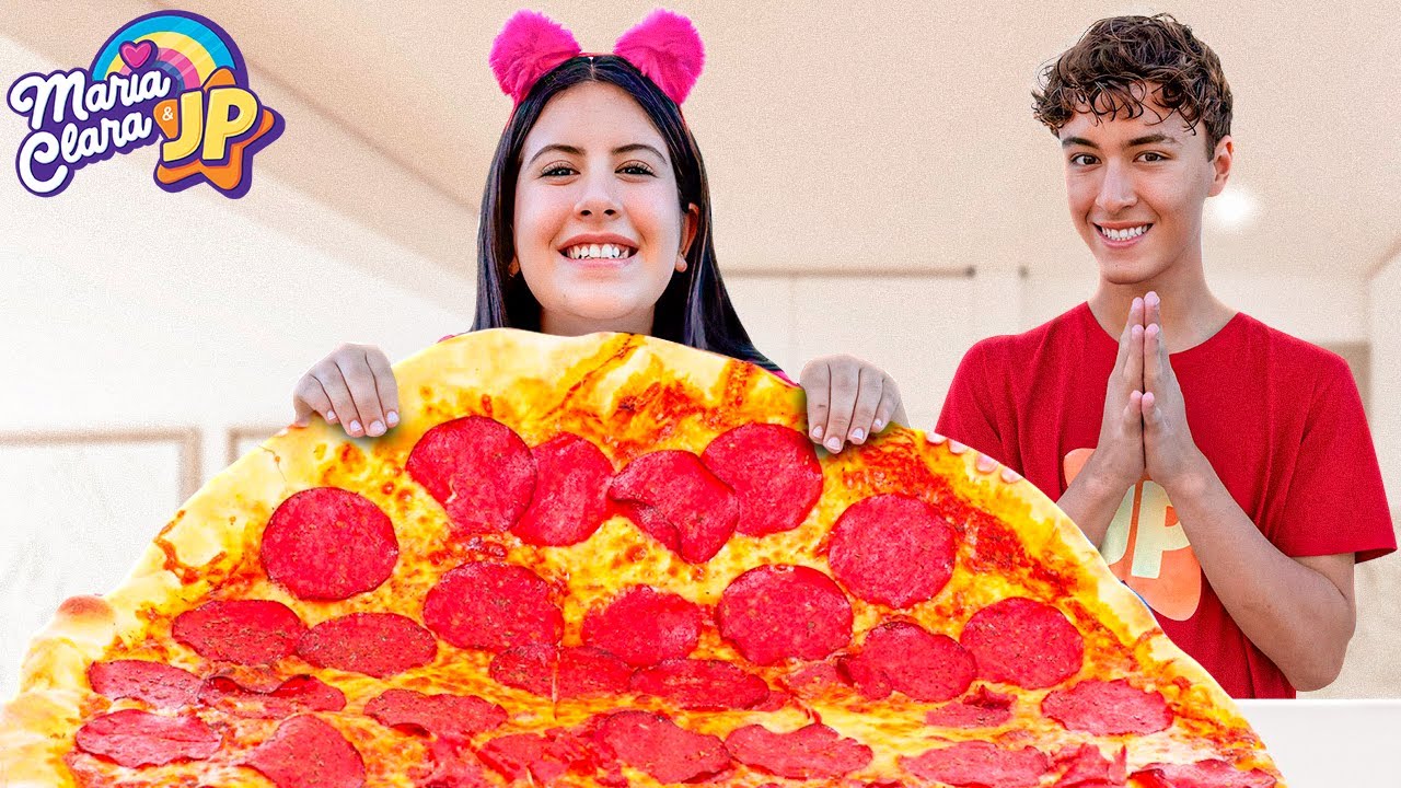 Maria Clara e JP comem, brincam e de divertem com pizzas! 🍕
