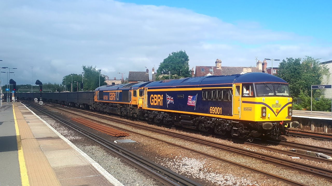 69001 Mayflower (+ 66768) pass Tonbridge on it's ill-fated Loaded Test Run 31/8/21