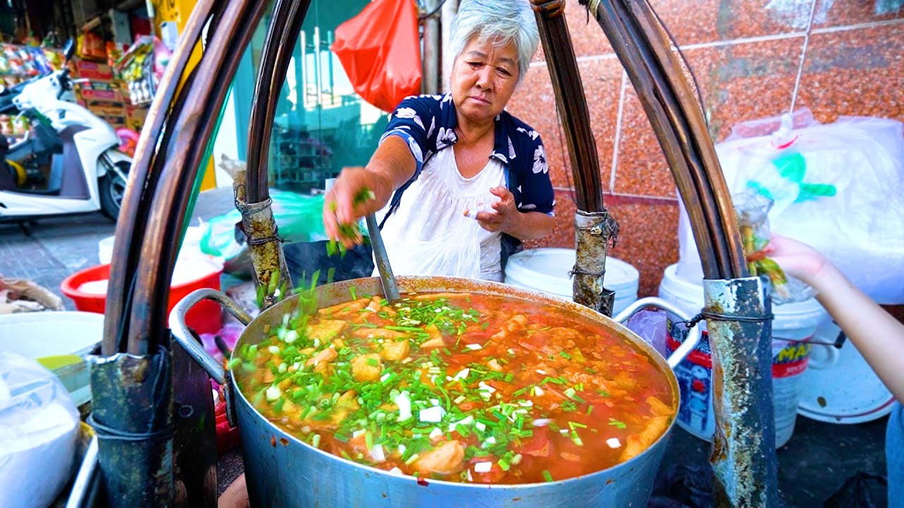 Kinh Ngạc gánh bún riêu Xập Xệ Gia Thế Khủng cả dòng họ sống Canada, Mỹ hay nghỉ bán xuất ngoại chơi