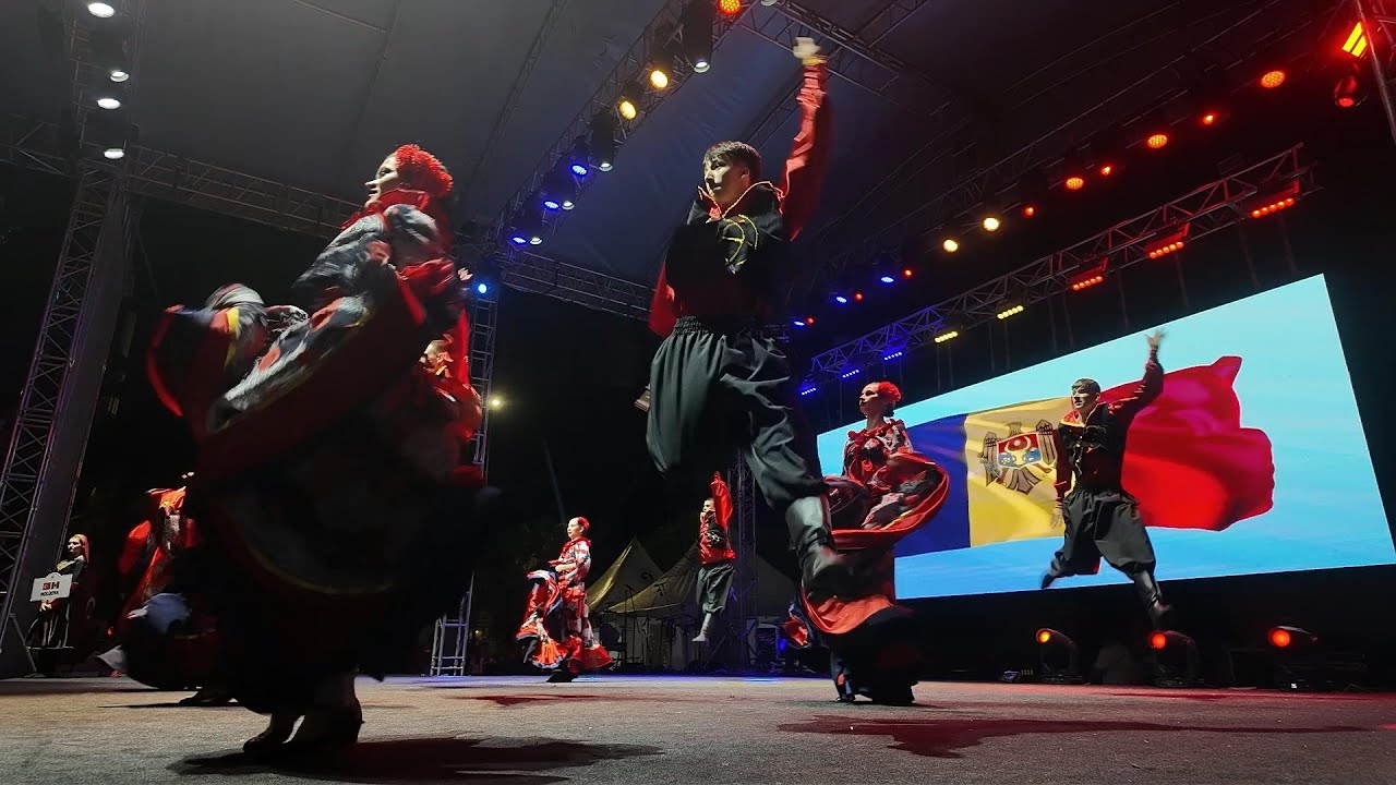 Moldova Halk Oyunlarının Rengarenk Sahne Gösterisi!