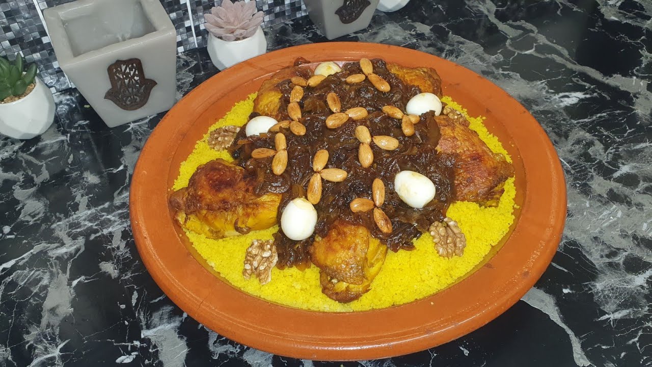 كسكس مغربي بالدجاج والتفاية. Moroccan couscous with chicken and caramelised onions