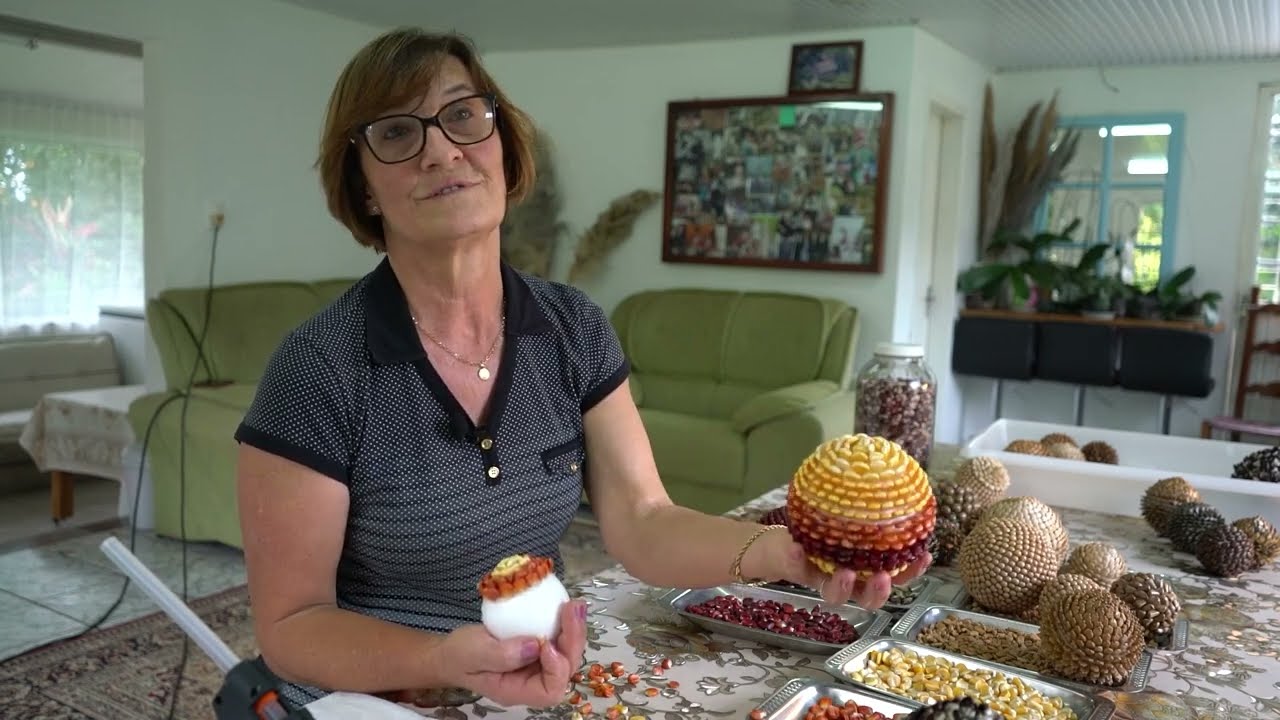 Agricultora faz artesanato usando sementes! Olha que incrível!