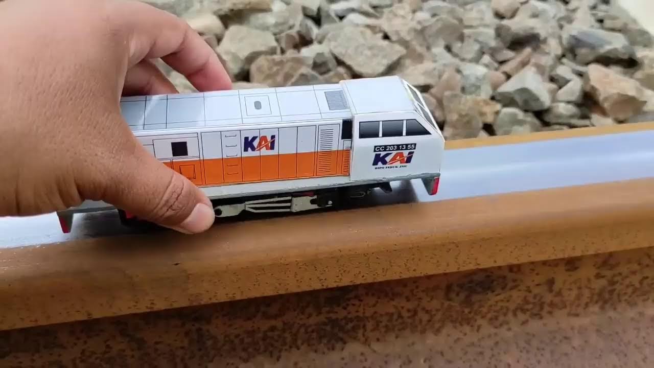 Kereta Api Indonesia KAI Railfans Laba Laba Hantu CC201 dan BB300 Berpapasan dengan Kereta Kayu