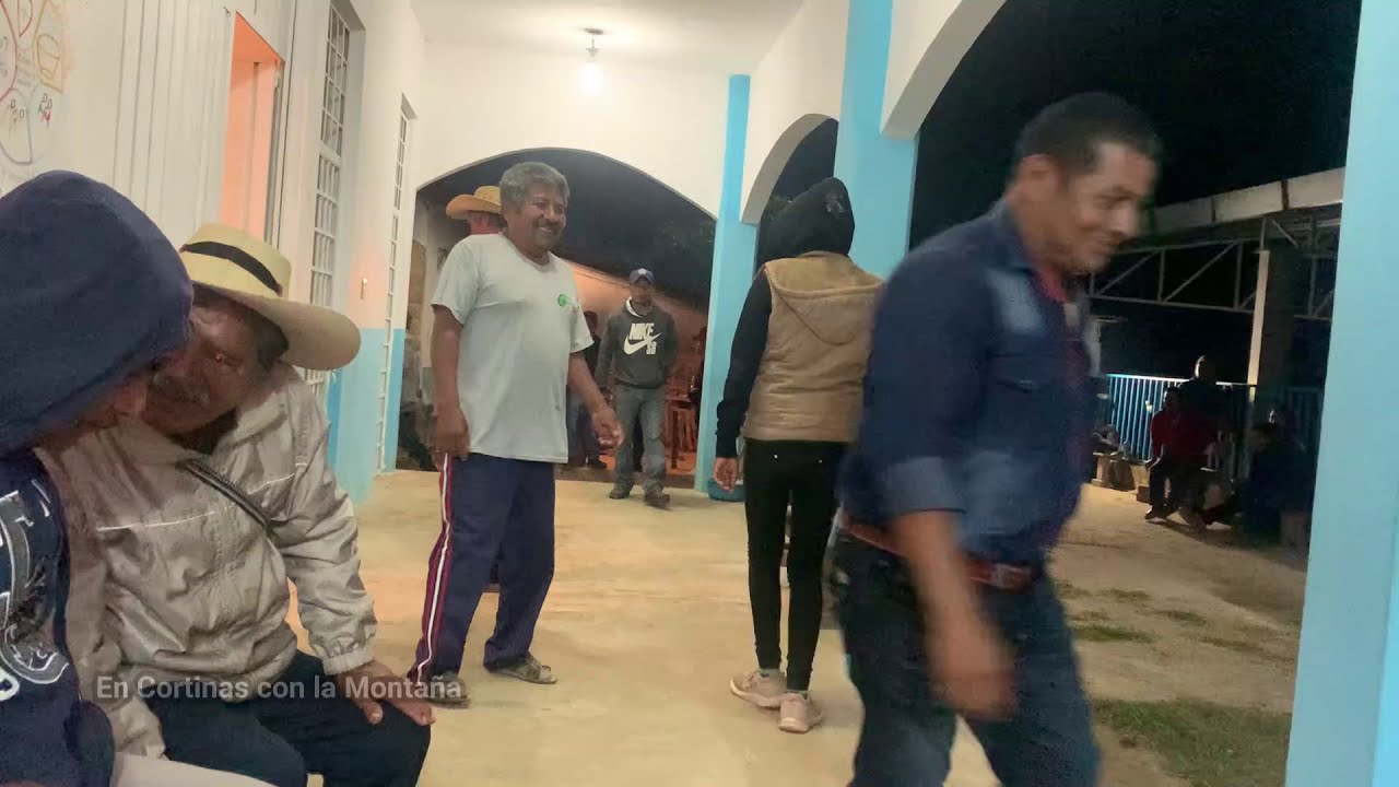 Banda de Xochiatenco vs Banda de Pueblo Hidalgo (Tocando sus mejores éxitos)