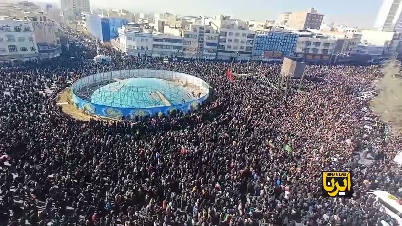 Скорбящие собираются на площади Энгелаб после смерти аятоллы Сейеда Али Хаменеи
