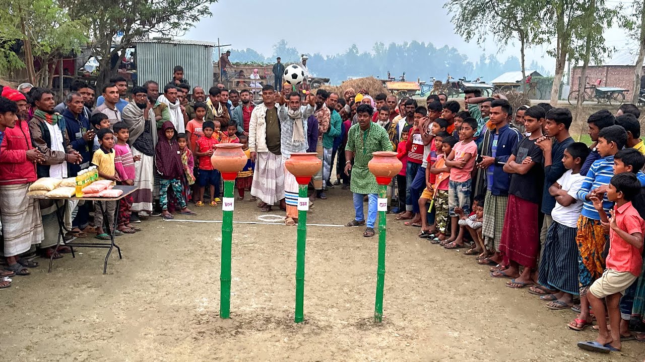 বল ছুড়ে পাতিল ভেঙ্গে চাল, ডাল, তেল জেতার চ্যালেঞ্জ। গ্রামের চাচারা মজার খেলায় জিতে আনন্দে মেতে উঠলো