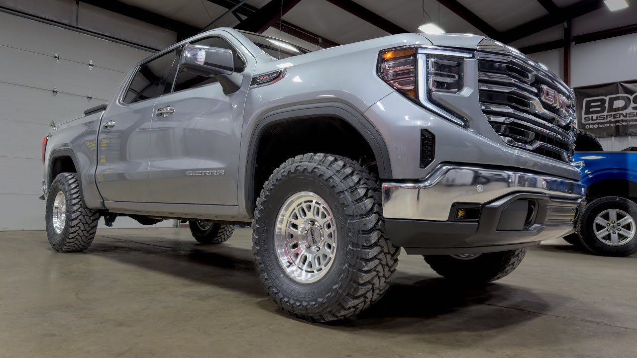 GMC 2025 года с койловерами King на 35-дюймовых шинах.