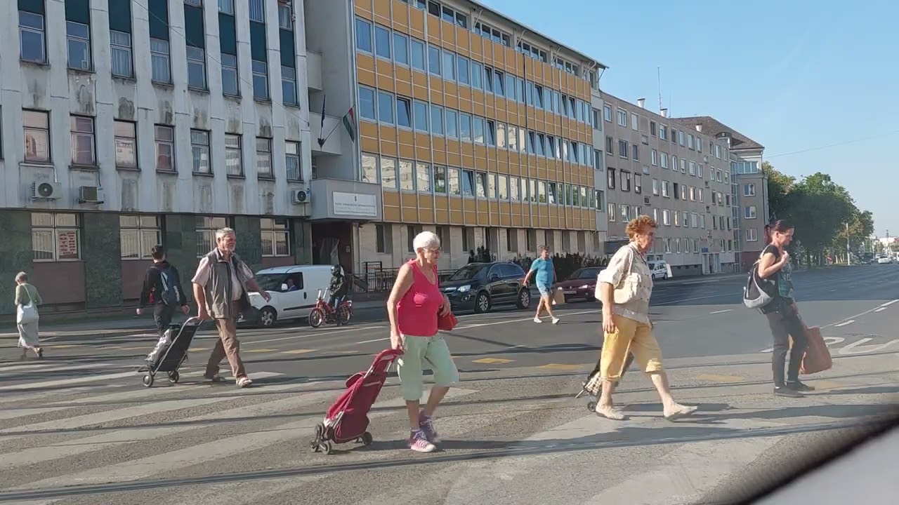 #DEBRECEN #PLÁZA #KERESZTEZŐDÉS. #tanuló #vezetők.  Egy sávból indulunk, két sávba lehet érkezni.