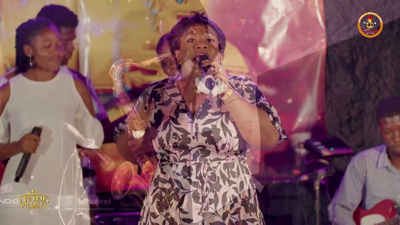 Elder Mireku should look for this woman, she sings with spirit😱😭